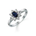 Sølv ring rhodineret oval syntetisk safir med 8 syntetiske cubic zirconia omkring.