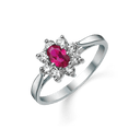 Sølv ring rhodineret oval syntetisk rubin med 8 syntetiske cubic zirconia omkring.