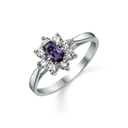 Sølv ring rhodineret oval syntetisk ametyst med 8 syntetiske cubic zirconia omkring.