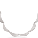 Sølv collier rhodineret ovale trekantetled hammeret mat finish Kæden er rhodineret sølv i længde 42-45 cm