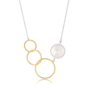 Sølv collier forgyldte 3 cirkler med barok ferskvandsperle på rhodineret kæde Mål: 11,5 x 14,50 x 18,50 mm. Kæden er rhodineret sølv i længde 42-45 cm.