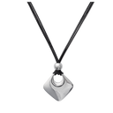 Stål collier firkantet plade med rundt hul i top i 3-delt læderkæde