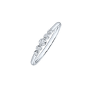 14 kt. hvidguld ring med 5 forskellige størrelse brillanter. Mål: stor sten 2,60 mm. B. 1,40 x T. 1,10 mm. Brillant i alt 0,25 ct. w/si