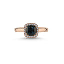 14kt. GRACE Ring med cushion-cut Londonblå topas 6mm + 0,12ct. W-si
