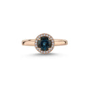 14kt. GRACE Ring med rund Londonblå topas 6mm + 0,10ct. W-si