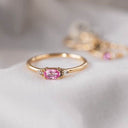 14kt. PETIT ring med oval pink safir og 2 x 0,025 ct. W-si