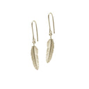 Feather earhook with small feather - Forgyldt