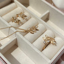 Bred 8 karat guld ring med blade og zirkonia