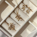 Bred 8 karat guld ring med blade og zirkonia