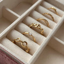 Klassisk 8 karat guld solitaire ring m. zirkonia