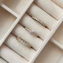 Funklende 8 karat guld solitaire ring med zirkonia