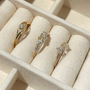 Tynd 8 karat guld ring med zirkonia