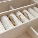 Alliancering 1 række 8 karat guld m. zirkonia