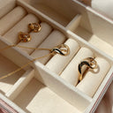 Bred og snoet 8 karat guld ring