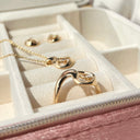 Bred og snoet 8 karat guld ring