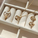 Bred og snoet 8 karat guld ring