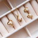 Organisk 8 karat guld ring m. ferskvandsperle
