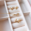 Organisk 8 karat guld ring m. ferskvandsperle