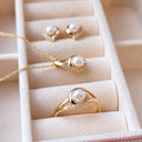 Bred snoet ring m. ferskvandsperle og zirkonia i 8 karat guld