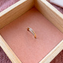 2 i en 8 karat guld ring med zirkonia
