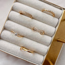Funklende 8 karat guld solitaire ring m. zirkonia