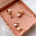 Bred organisk 8 karat guld ring med ferskvandsperle og zirkonia