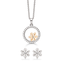 Sølv smykkesæt rhodineret/forgyldt snefnug med syntetiske cubic zirconia i midten. Ørestikkerne er sølv. Kæden er rhodineret sølv i længde 42-45 cm.