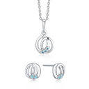 Sølv smykkesæt rhodineret flettet ovaler med lyseblå syntetisk cubic zirconia.  Kæden er rhodineret sølv i længde 42-45 cm.