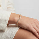 Bangle Sardinien Wave – 18k forgyldt, med hvide zirkonia